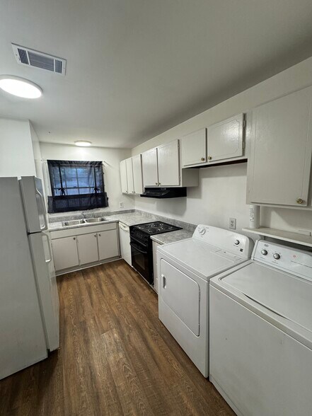 Building Photo - 156 Kenmore Pl