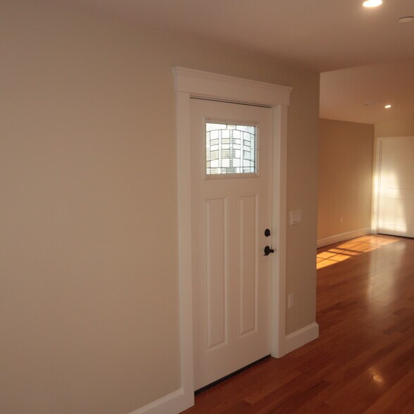 Building Photo - 32 Newhall St