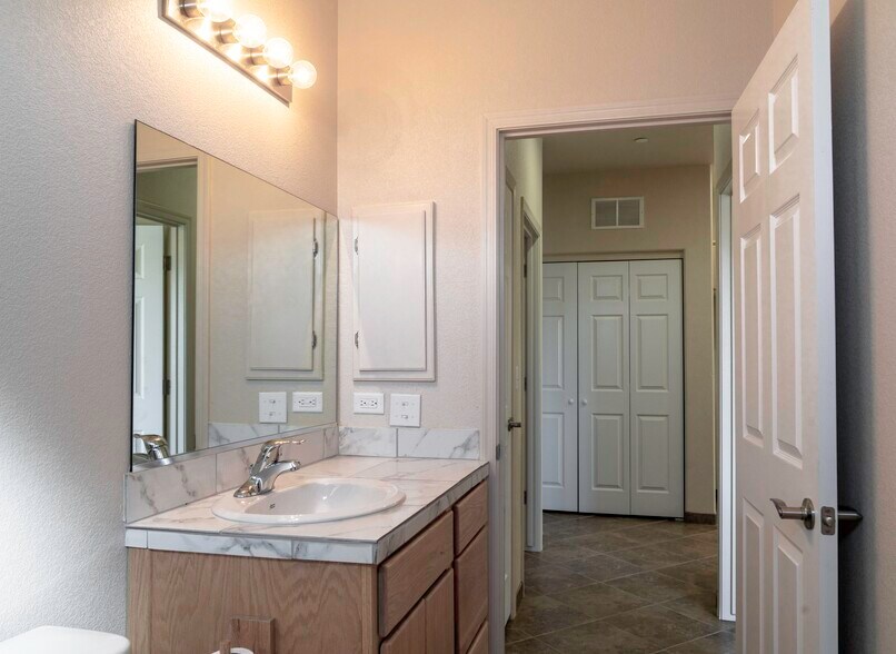 Building Photo - 2878 Jamaica Blvd S