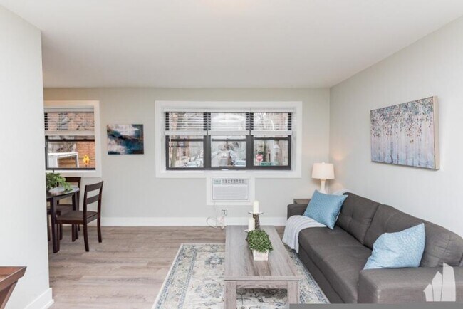 Building Photo - 0 bedroom in Chicago IL 60613