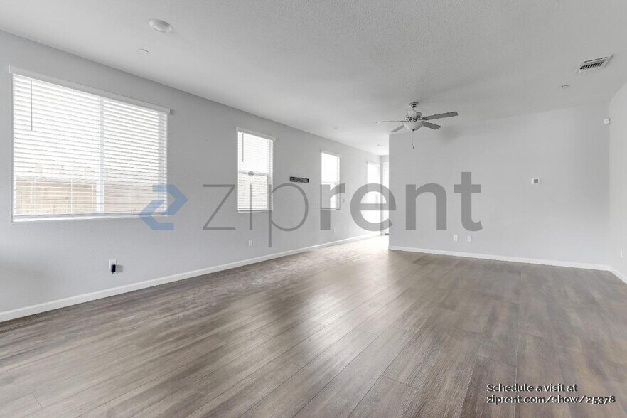 Building Photo - Unit