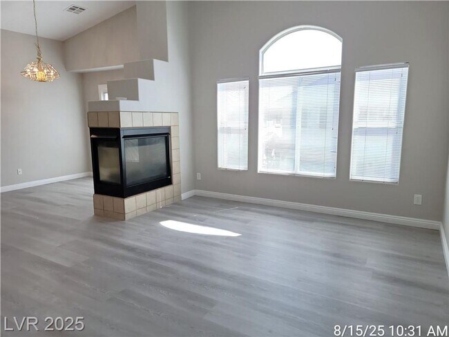 Building Photo - FANTASTIC TOWNHOME - POPULAR FLOORPLAN!! M...