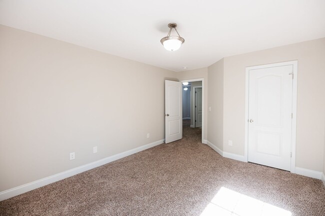 Building Photo - Stunning 5 Bedrooms, 4 Baths home in Summerfield with 2 car garage.