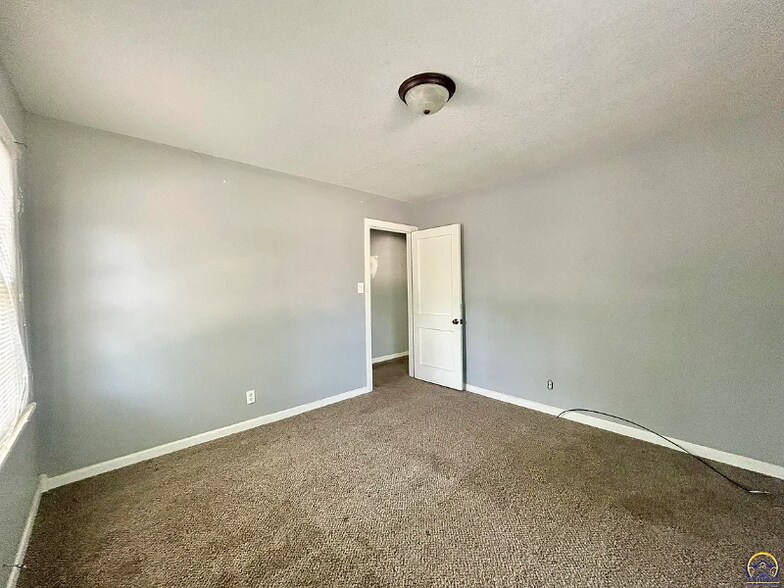 Building Photo - 1301 NE Arter Ave