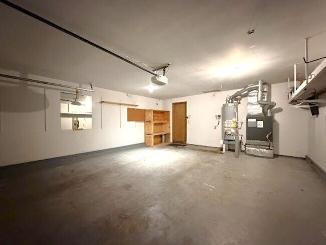 Building Photo - Spacious living with city access 3 bed 2 bath rambler!