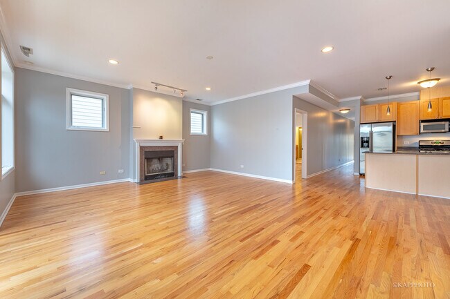 Building Photo - 633 E Bowen Ave