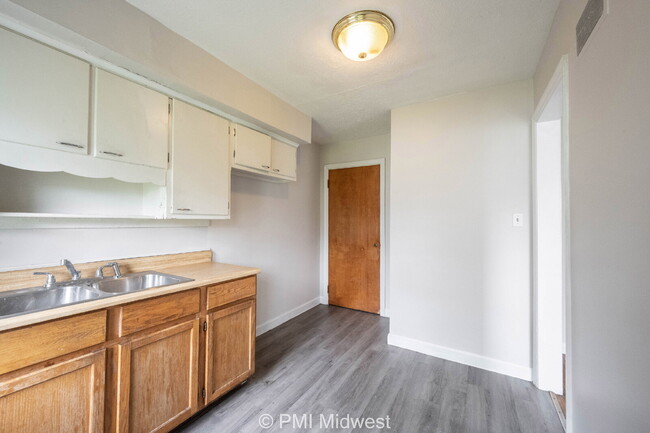 Building Photo - "Charming 2-Bedroom Duplex with Gleaming H...