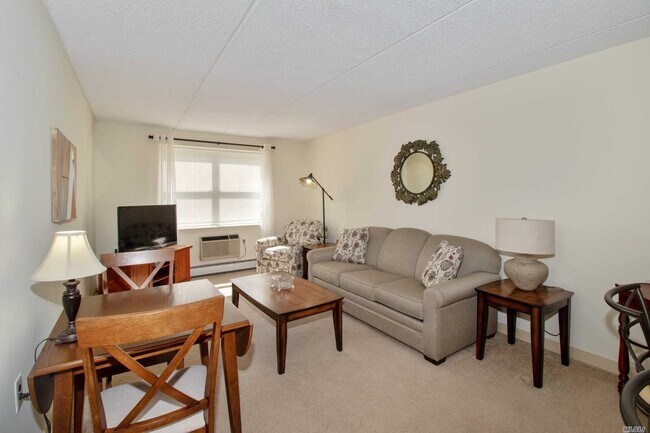 Building Photo - 565 Albany Ave