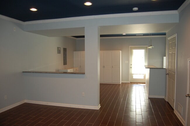 Building Photo - Spacious 2 BR Townhome in Sterling Park wi...