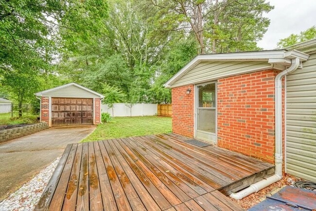 Building Photo - 215 Collins Ave