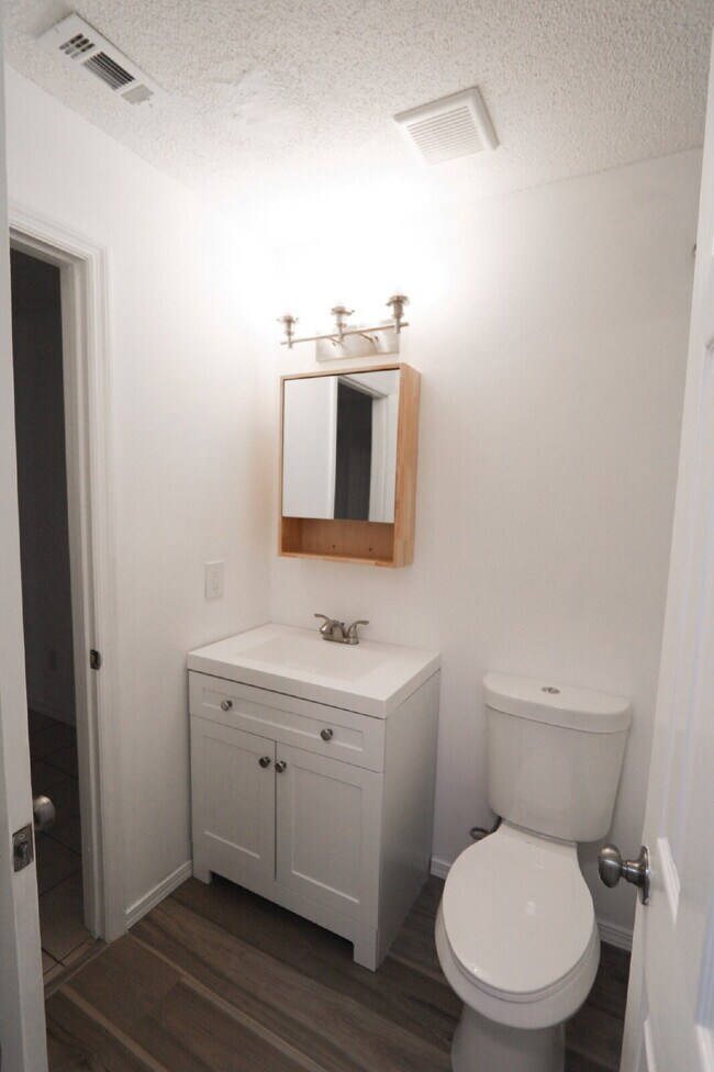 Building Photo - Freshly updated 2 bedroom 2 bath villa in ...