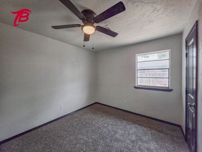 Building Photo - Charming 4-Bedroom Home with Spacious Yard