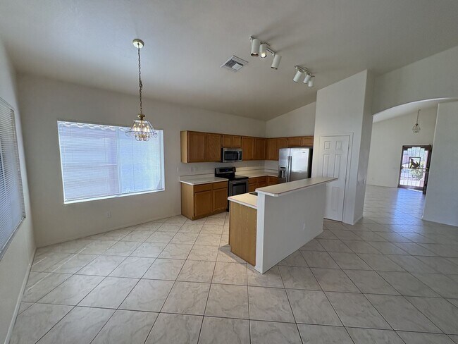 Building Photo - Great eastside location pet friendly