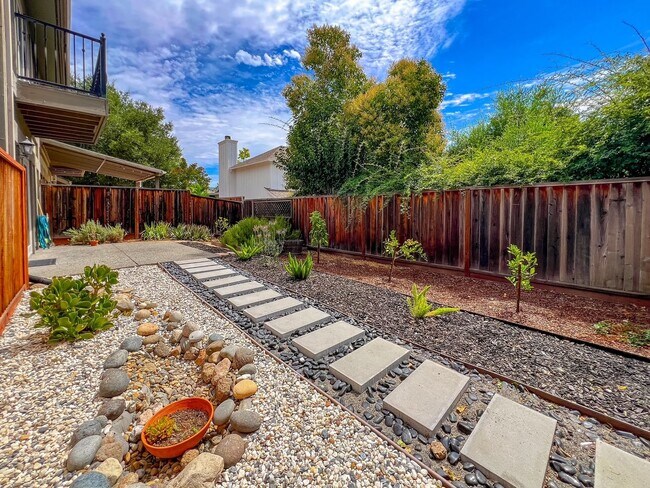 Building Photo - Beautifully Remodeled St. Helena Townhome with Pool Access & 2-Car Garage