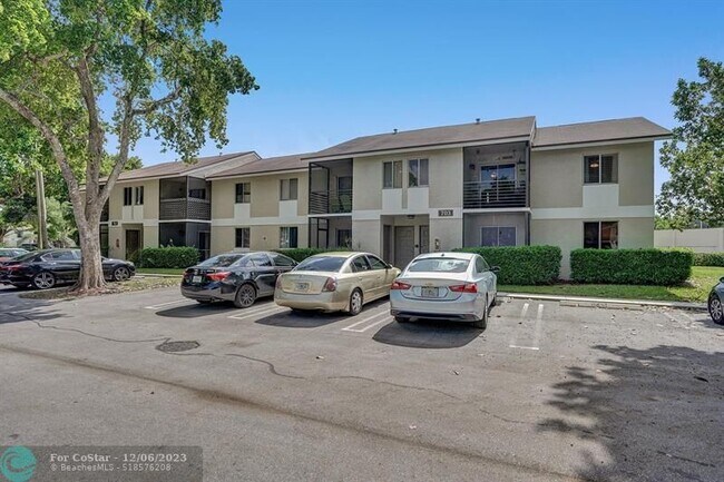 Building Photo - 703 Gardens Dr