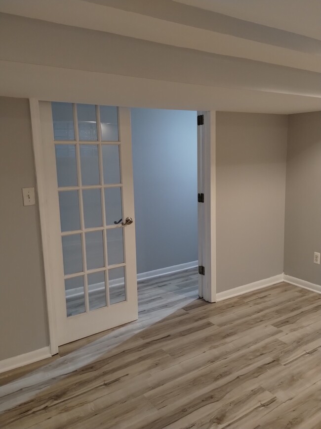 2nd bedrooom - 4233 S Prairie Ave