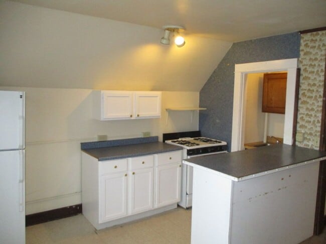 Building Photo - 137-139 W Gilman St