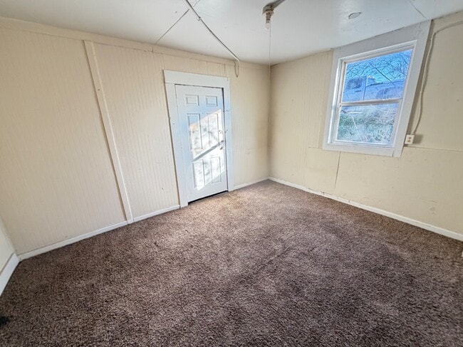 Building Photo - 215 Adams St