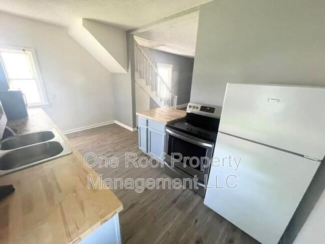 Building Photo - 447 N Lawndale Ave