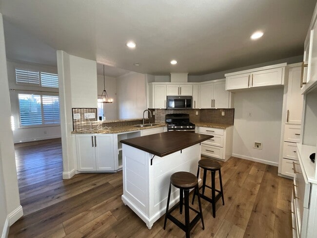 Building Photo - Updated 3 Bedroom 2 Bath Home in Fresno!