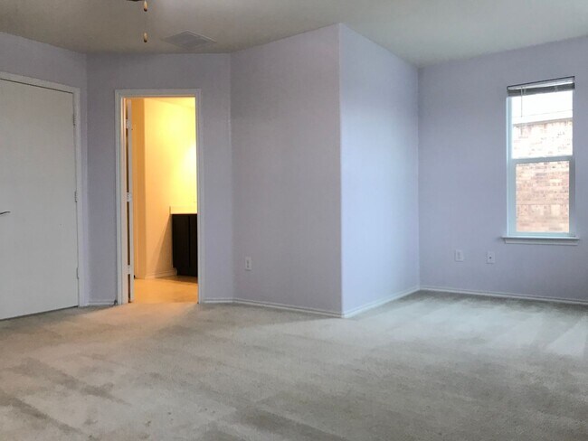 Building Photo - Great Location, Great Price