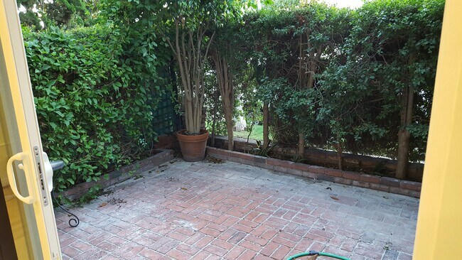 Building Photo - 1830 Kelton Ave