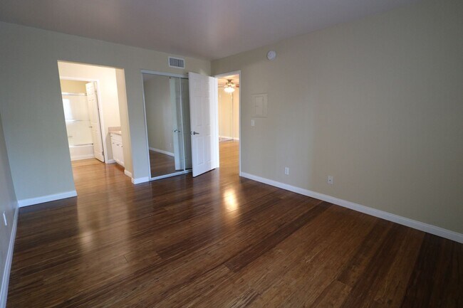 Building Photo - 1/Bedroom Condominium in Woodland Hills!