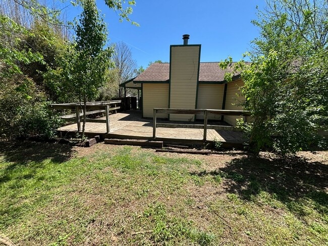 Building Photo - Located off Wedington Dr! 3 Bedroom 2 Bathroom Single Family Home!