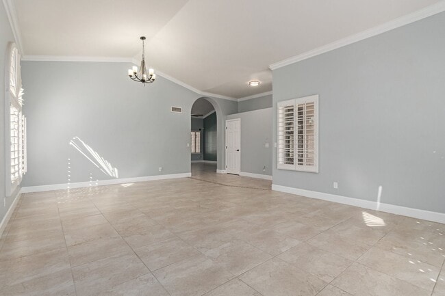 Building Photo - 4 bed 2 bath Stunner w/ Sparkling Pool