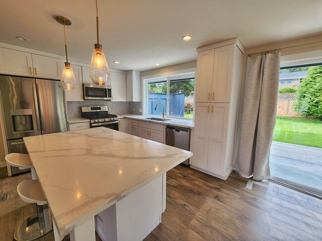 Building Photo - Beautilfully Remodeled 4 Bed 2.75 Bath Ram...