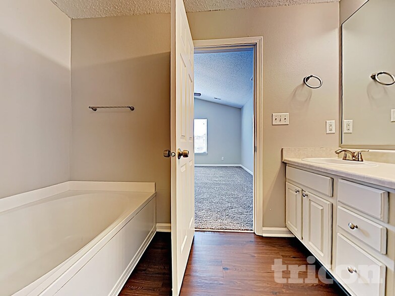 Building Photo - 3916 Roundwood Dr