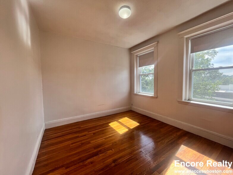 Building Photo - 8 Egremont Rd