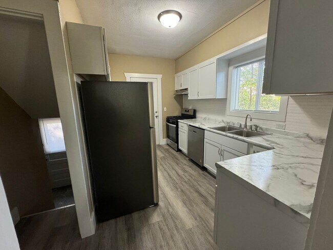 Building Photo - 5 Bedroom Rental in Moline