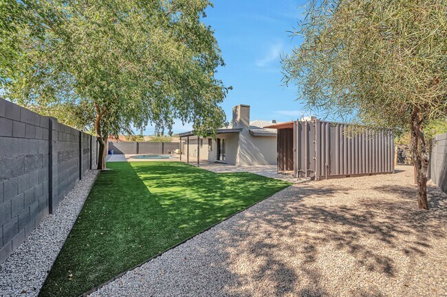 Building Photo - 6-Bedroom, 3-Bath Tempe Home with Pool, Bar & Prime Location