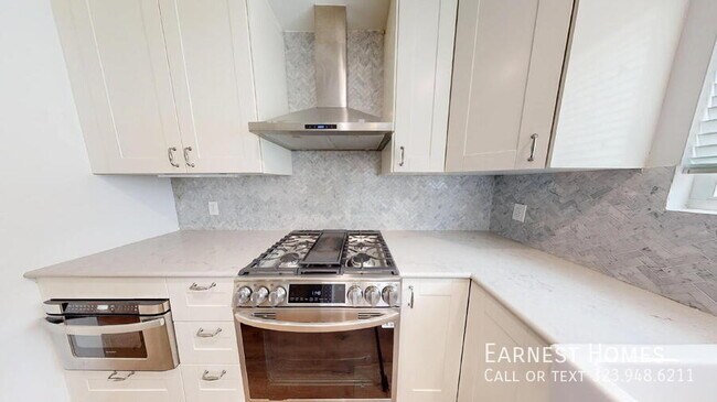 Building Photo - 8214 Laurelgrove Ave