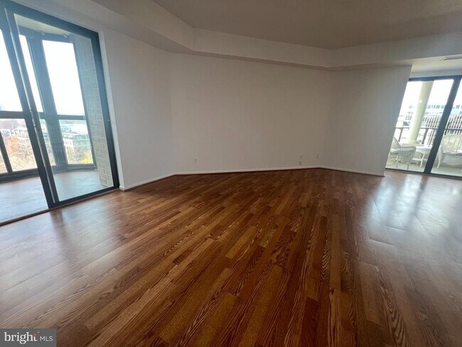 Building Photo - 1600 N Oak St