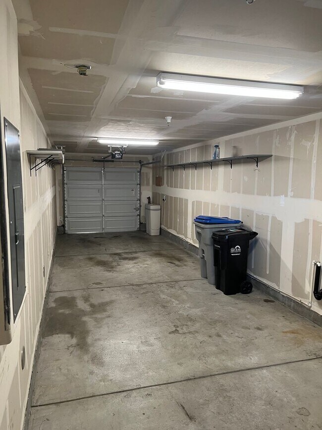 Building Photo - Stylish Willow Glen Townhome with Dual Master Suites, High Ceilings & Modern Upgrades!