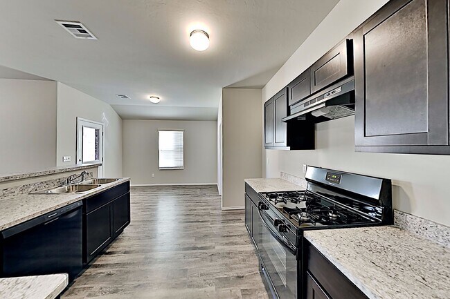 Building Photo - Beautiful 3 Bedroom 2 Bath Home in Shawnee