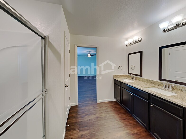 Building Photo - 5023 Highland Crest Dr