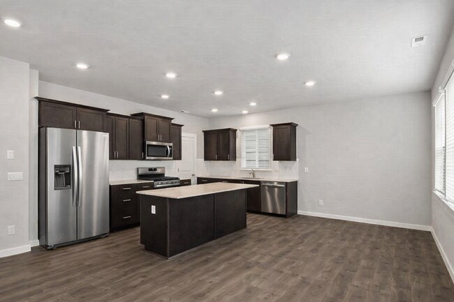 Building Photo - Beautiful large newer build 4 bedroom in Lipoma Firs!