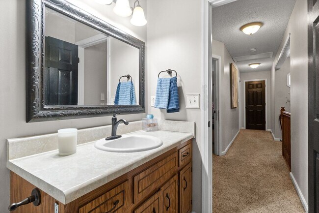 Building Photo - Lovely home in Peach Tree - Waiting for you to call home for the Holidays!