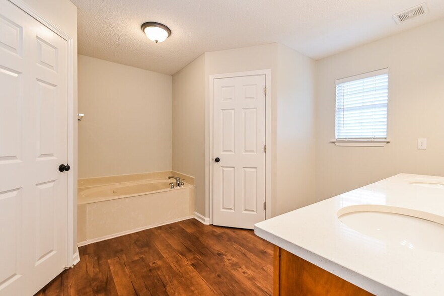 Building Photo - 8161 Loden Cove