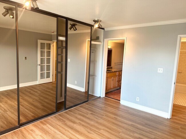 Building Photo - 2-bed, 2-bath Condo with Sweeping Views of City and Space Needle!