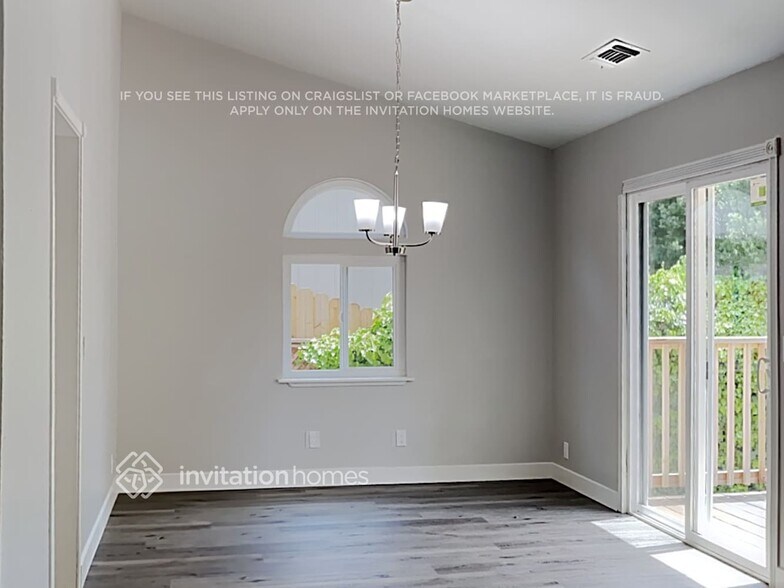 Building Photo - 2701 Hillcrest Dr