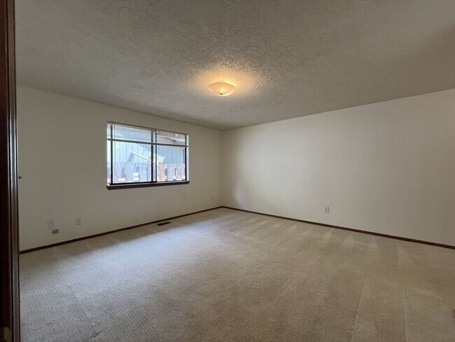 Building Photo - Comfortable Single-Level Living in Southwest Portland with Vaulted Ceilings, Spacious Backyard & ...