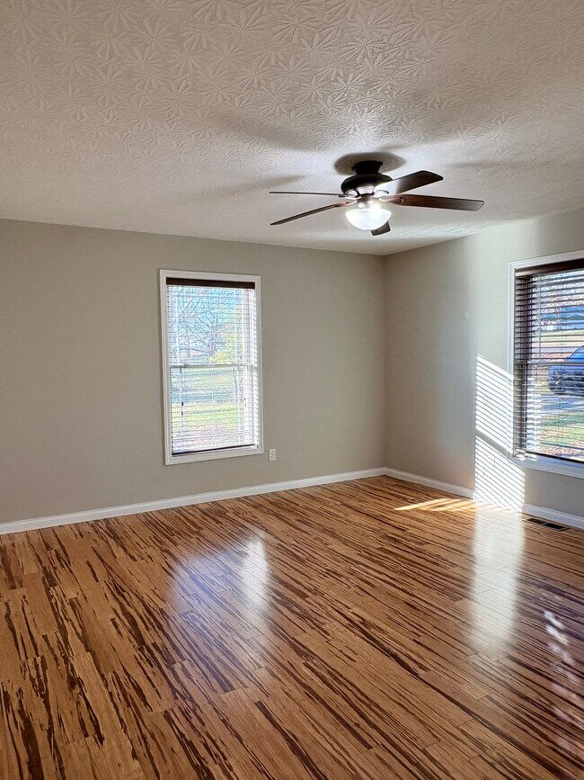 Building Photo - 968 Brookwood Dr