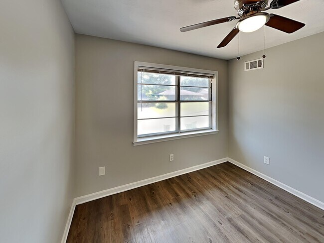 Building Photo - 668 Brakebill Ave