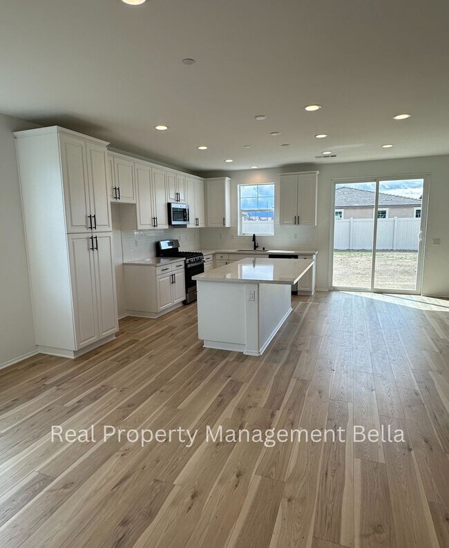 Building Photo - Modern Luxury Awaits: Discover Your Dream Home!