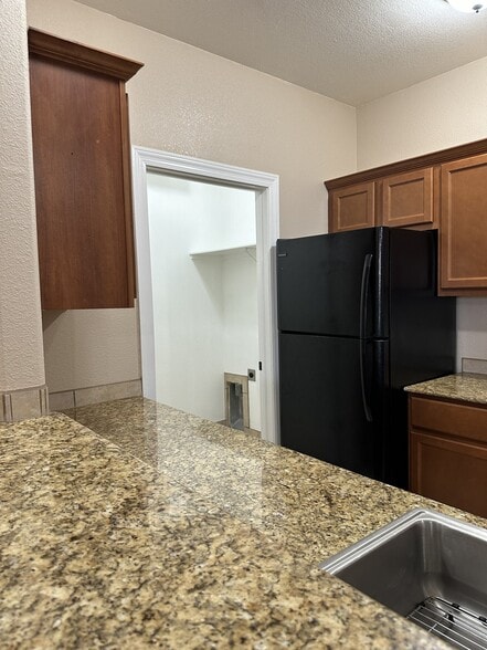 Building Photo - 6325 Reynolds Dr