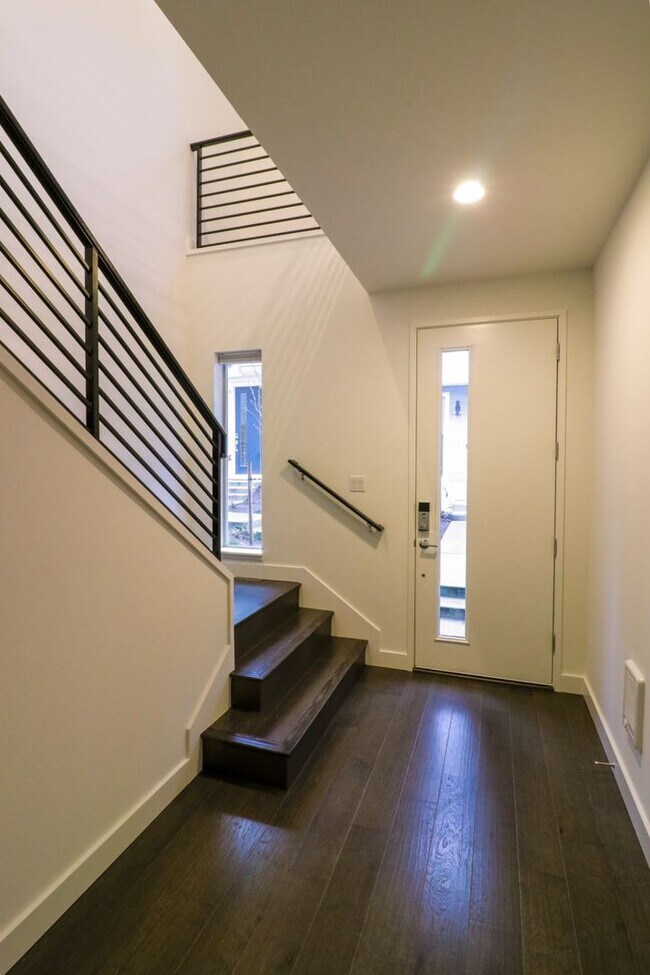 Building Photo - 4bd/3ba Newcastle House